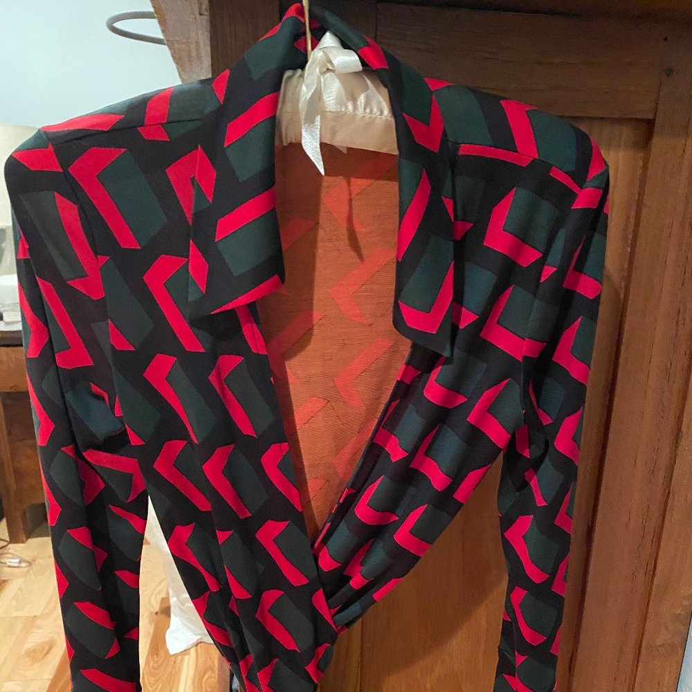 Size 6 Diane Von Furstenberg Vintage Wrap Silk Shirt